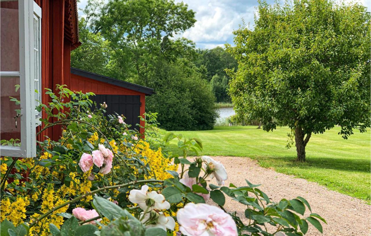 Nice Home In Mantorp With Kitchen Zewnętrze zdjęcie